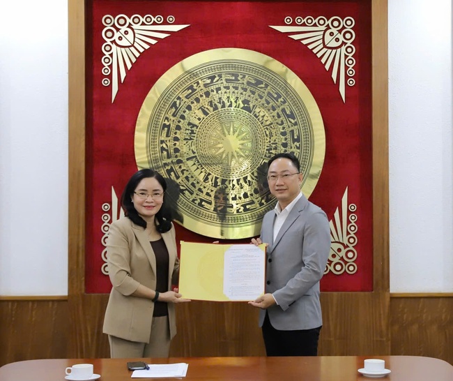 Trao quyết định công nhận Chủ tịch Hội đồng trường Trường Đại học Văn hóa Thành phố Hồ Chí Minh - Ảnh 1.