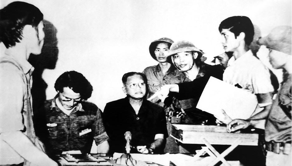 Triển lãm “Từ Chiến thắng Điện Biên Phủ đến Đại thắng mùa Xuân năm 1975” - Ảnh 5.