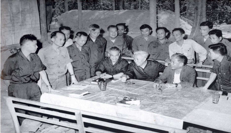 Triển lãm “Từ Chiến thắng Điện Biên Phủ đến Đại thắng mùa Xuân năm 1975” - Ảnh 3.