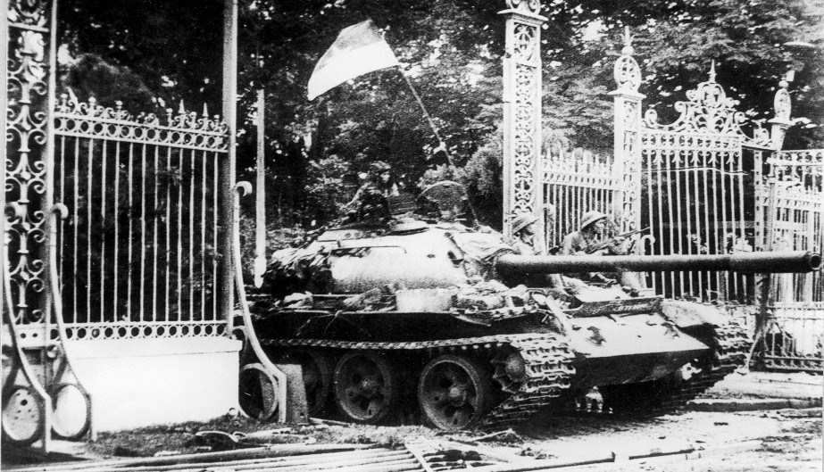 Triển lãm “Từ Chiến thắng Điện Biên Phủ đến Đại thắng mùa Xuân năm 1975” - Ảnh 2.