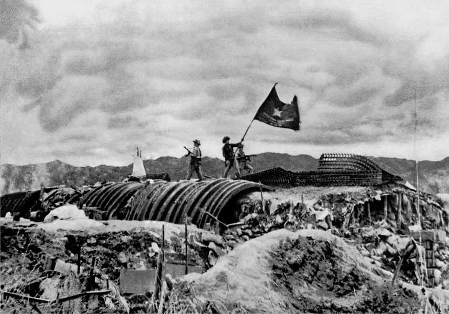 Triển lãm “Từ Chiến thắng Điện Biên Phủ đến Đại thắng mùa Xuân năm 1975” - Ảnh 1.