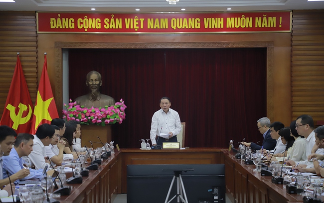 Bộ trưởng Nguyễn Văn Hùng chủ trì cuộc họp chuyên đề về xây dựng pháp luật tháng 4 của Bộ VHTTDL - Ảnh 1.