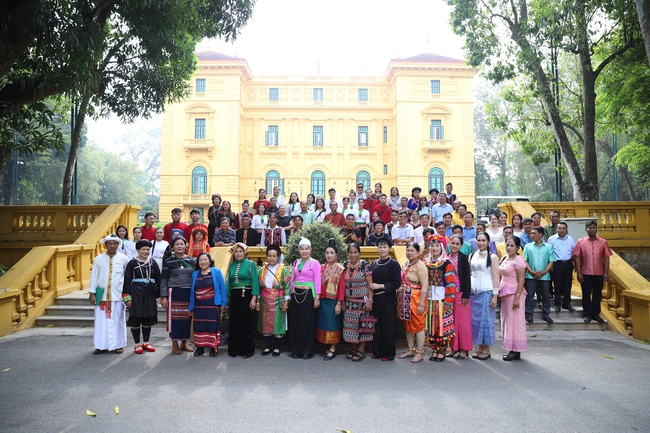 Đoàn đại biểu đồng bào các dân tộc báo công, viếng Lăng Chủ tịch Hồ Chí Minh - Ảnh 7.