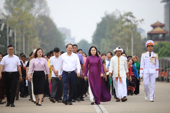 Đoàn đại biểu đồng bào các dân tộc báo công, viếng Lăng Chủ tịch Hồ Chí Minh - Ảnh 1.