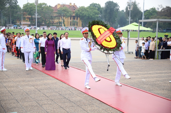 Đoàn đại biểu đồng bào các dân tộc báo công, viếng Lăng Chủ tịch Hồ Chí Minh - Ảnh 4.