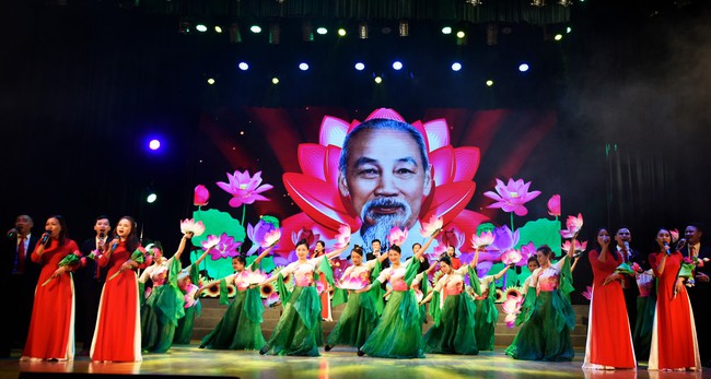 Tổ chức Hội diễn Nghệ thuật quần chúng "Tiếng hát Làng Sen" - Ảnh 1.