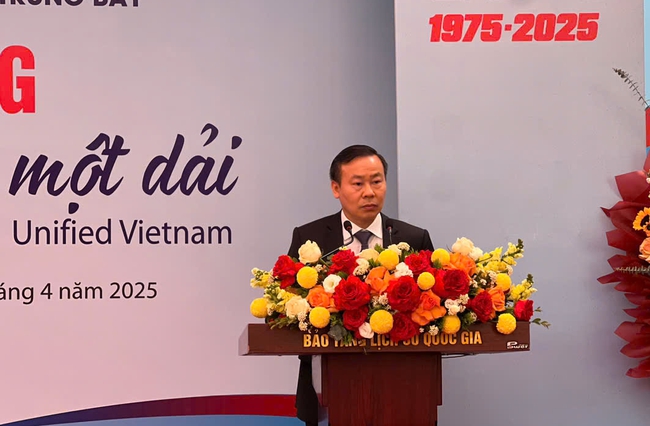 Gần 150 tài liệu, hiện vật được giới thiệu tại trưng bày  chuyên đề "Non sông liền một dải" - Ảnh 1.