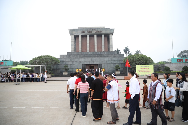 Hướng dẫn giao thông, đỗ xe phục vụ du khách vào Lăng viếng Chủ tịch Hồ Chí Minh - Ảnh 1.