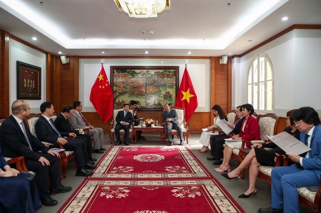 Thứ trưởng Thường trực Lê Hải Bình tiếp làm việc với Phó Chủ tịch tỉnh Hồ Nam, Trung Quốc - Ảnh 1.
