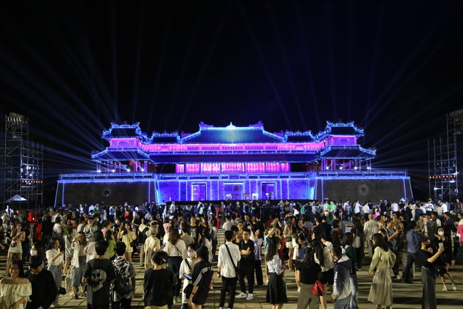 Mở cửa miễn phí Đại Nội về đêm và bắn lửa súng thần công tại Kỳ đài Huế dịp lễ 30/4 - Ảnh 1.