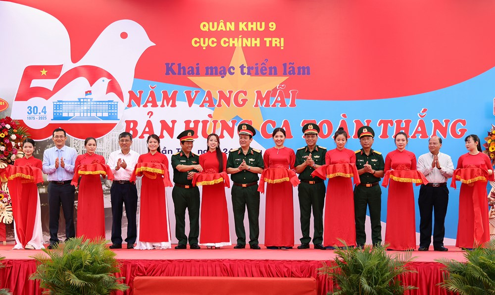 Cần Thơ: Khai mạc triển lãm “50 năm vang mãi bản hùng ca toàn thắng” - Ảnh 1.