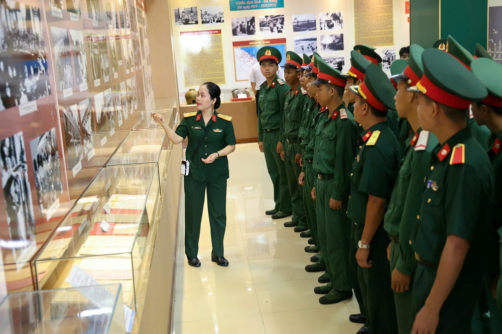 Cần Thơ: Khai mạc triển lãm “50 năm vang mãi bản hùng ca toàn thắng” - Ảnh 3.
