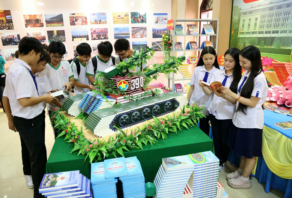 Cần Thơ: Khai mạc triển lãm “50 năm vang mãi bản hùng ca toàn thắng” - Ảnh 5.