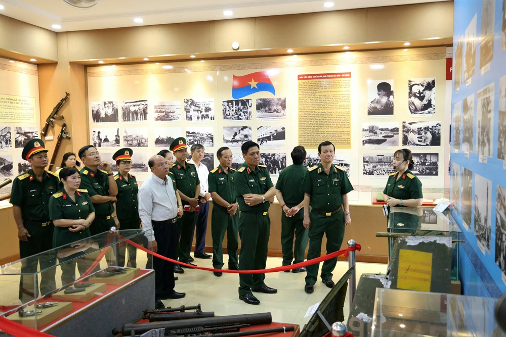 Cần Thơ: Khai mạc triển lãm “50 năm vang mãi bản hùng ca toàn thắng” - Ảnh 2.