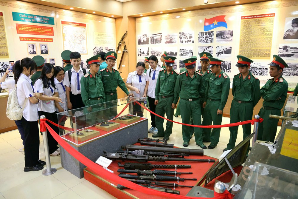 Cần Thơ: Khai mạc triển lãm “50 năm vang mãi bản hùng ca toàn thắng” - Ảnh 4.