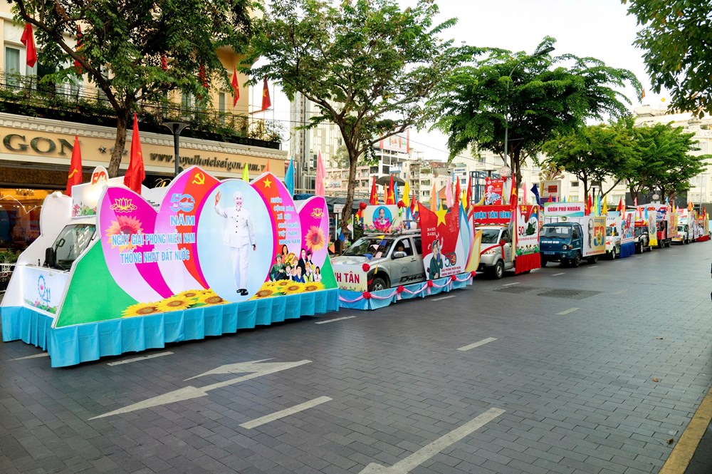 TP. Hồ Chí Minh tưng bừng diễu hành xe hoa mừng 50 năm thống nhất đất nước - Ảnh 6.