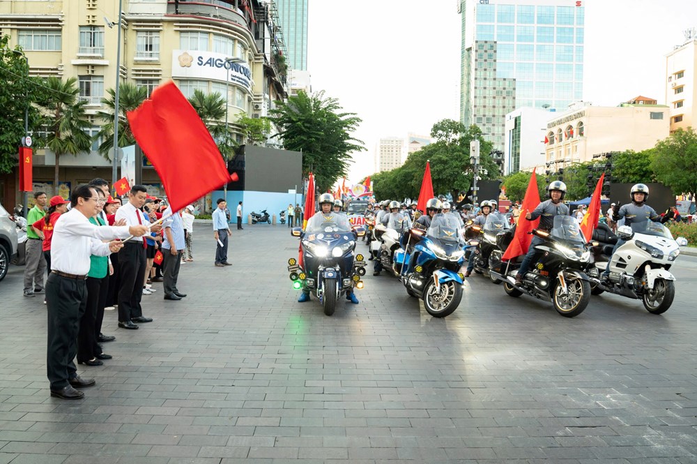 TP. Hồ Chí Minh tưng bừng diễu hành xe hoa mừng 50 năm thống nhất đất nước - Ảnh 5.