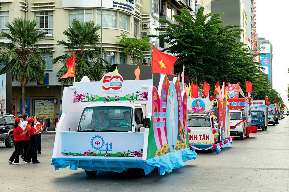 TP. Hồ Chí Minh tưng bừng diễu hành xe hoa mừng 50 năm thống nhất đất nước - Ảnh 3.