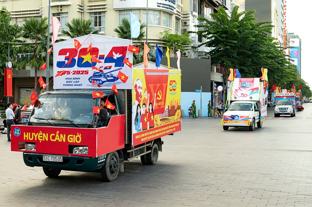 TP. Hồ Chí Minh tưng bừng diễu hành xe hoa mừng 50 năm thống nhất đất nước - Ảnh 4.