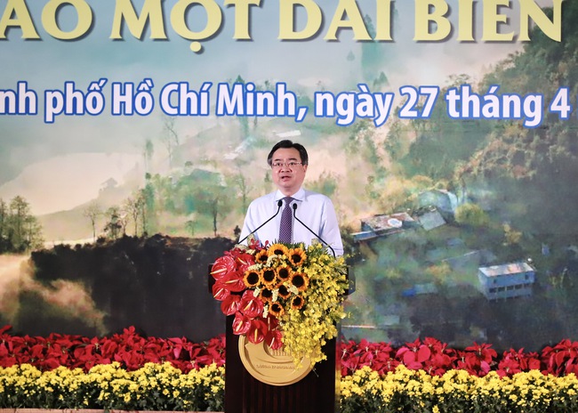 Triển lãm ảnh "Đại thắng mùa Xuân 1975 với Kỷ nguyên phát triển mới của dân tộc Việt Nam" - Ảnh 4.
