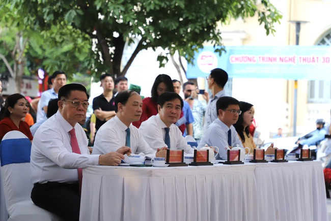 Triển lãm ảnh "Đại thắng mùa Xuân 1975 với Kỷ nguyên phát triển mới của dân tộc Việt Nam" - Ảnh 2.