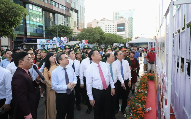 Triển lãm ảnh "Đại thắng mùa Xuân 1975 với Kỷ nguyên phát triển mới của dân tộc Việt Nam" - Ảnh 7.