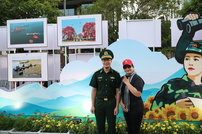 Triển lãm ảnh "Đại thắng mùa Xuân 1975 với Kỷ nguyên phát triển mới của dân tộc Việt Nam" - Ảnh 11.