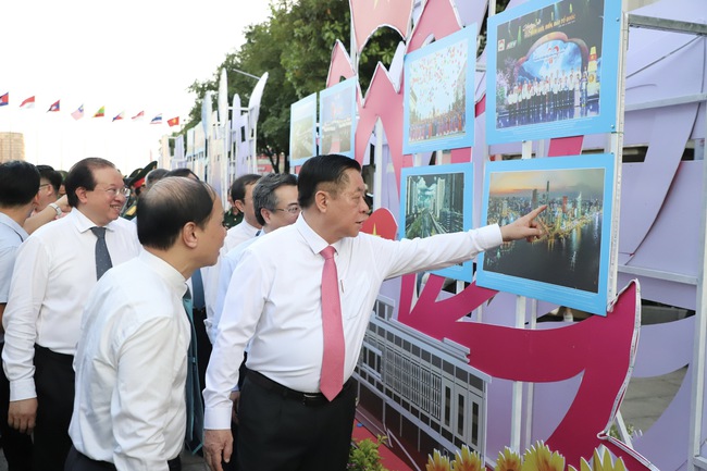 Triển lãm ảnh "Đại thắng mùa Xuân 1975 với Kỷ nguyên phát triển mới của dân tộc Việt Nam" - Ảnh 5.