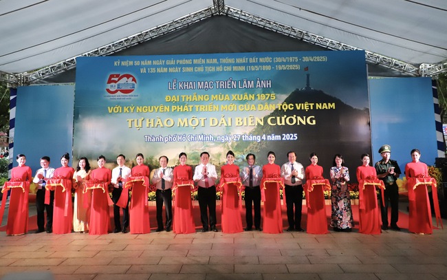 Triển lãm ảnh "Đại thắng mùa Xuân 1975 với Kỷ nguyên phát triển mới của dân tộc Việt Nam" - Ảnh 1.
