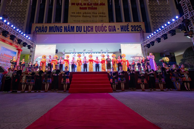Trải nghiệm không gian du lịch, di sản văn hóa, sản phẩm thủ công truyền thống Việt Nam tại TP Huế - Ảnh 1.