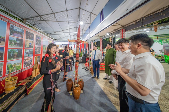 Trải nghiệm không gian du lịch, di sản văn hóa, sản phẩm thủ công truyền thống Việt Nam tại TP Huế - Ảnh 2.