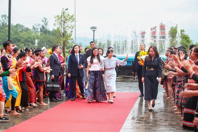 Phu nhân Thủ tướng Việt Nam và Nhật Bản thăm Làng Văn hóa-Du lịch các dân tộc - Ảnh 1.