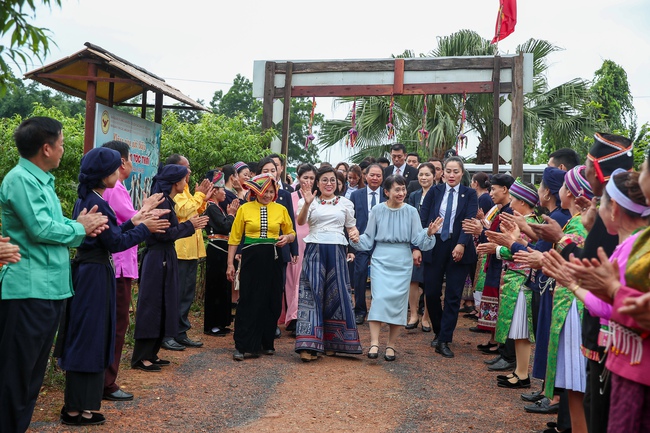 Phu nhân Thủ tướng Việt Nam và Nhật Bản thăm Làng Văn hóa-Du lịch các dân tộc - Ảnh 2.