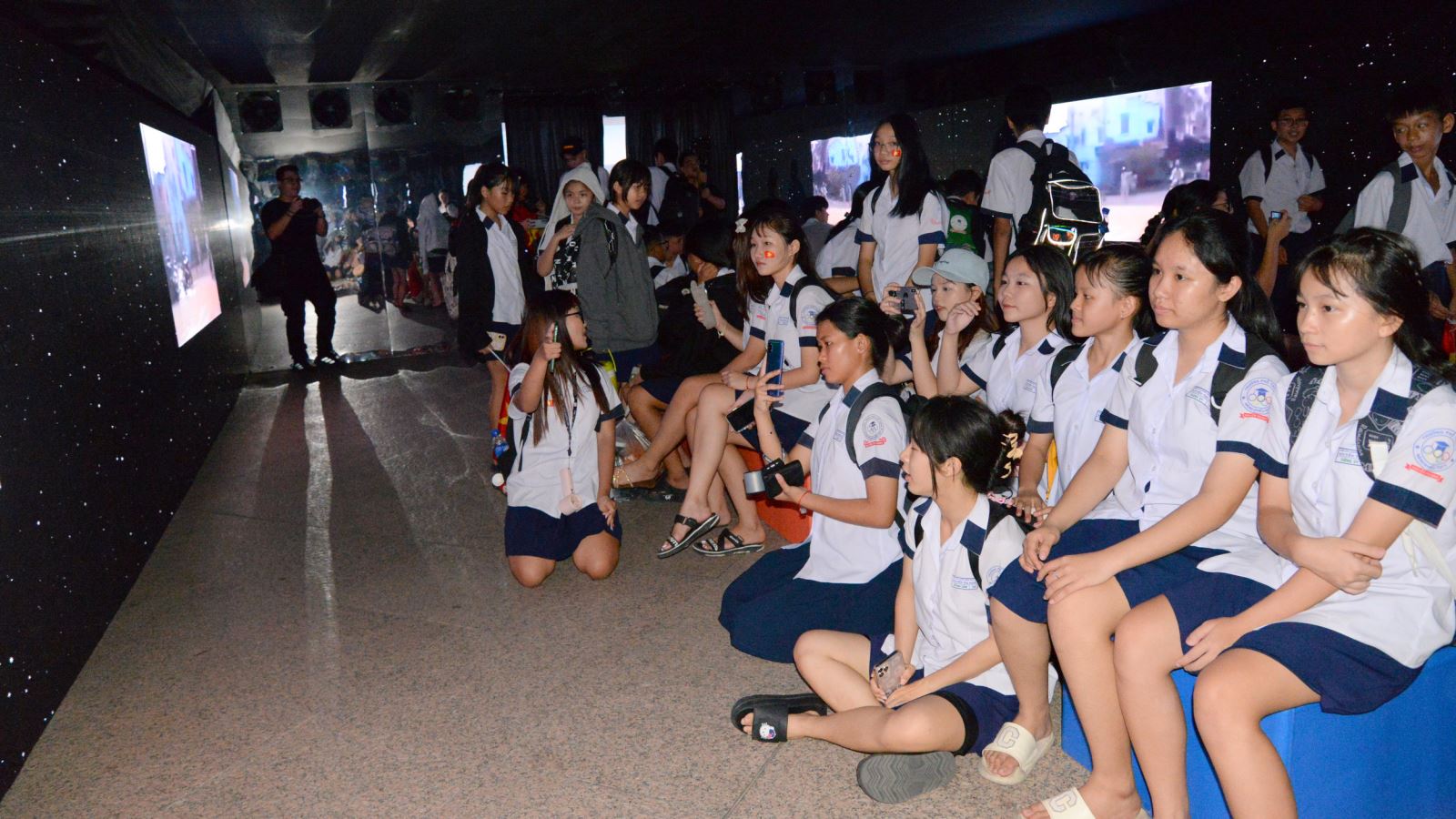 Triển lãm 'Sài Gòn xưa và nay' tái hiện hành trình lịch sử tại nhà ga Metro Bến Thành - Ảnh 2.