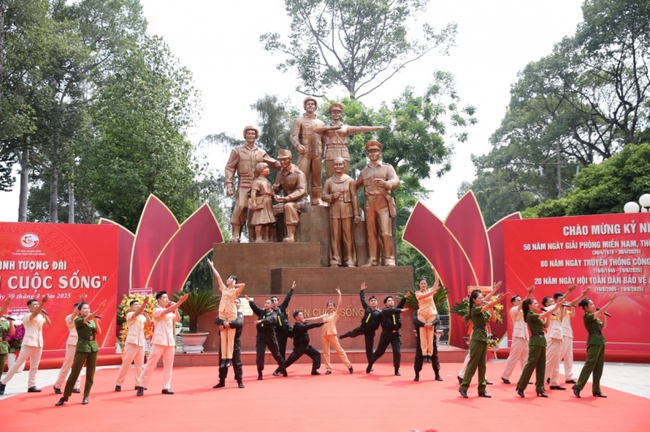 Khánh thành tượng đài Công an Nhân dân "Vì bình yên cuộc sống” - Ảnh 2.