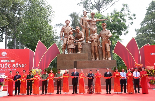 Khánh thành tượng đài Công an Nhân dân "Vì bình yên cuộc sống” - Ảnh 1.