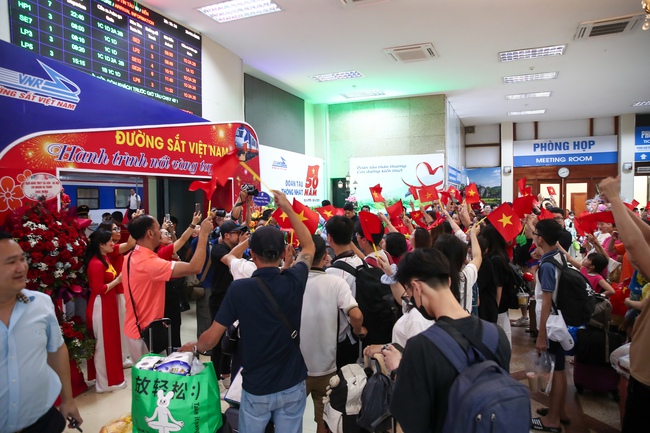 “Đoàn tàu Thống Nhất” xuất phát tại ga Hà Nội vào TP. Hồ Chí Minh mừng 50 năm đất nước thống nhất - Ảnh 3.