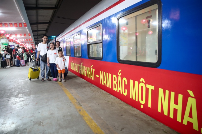 “Đoàn tàu Thống Nhất” xuất phát tại ga Hà Nội vào TP. Hồ Chí Minh mừng 50 năm đất nước thống nhất - Ảnh 9.