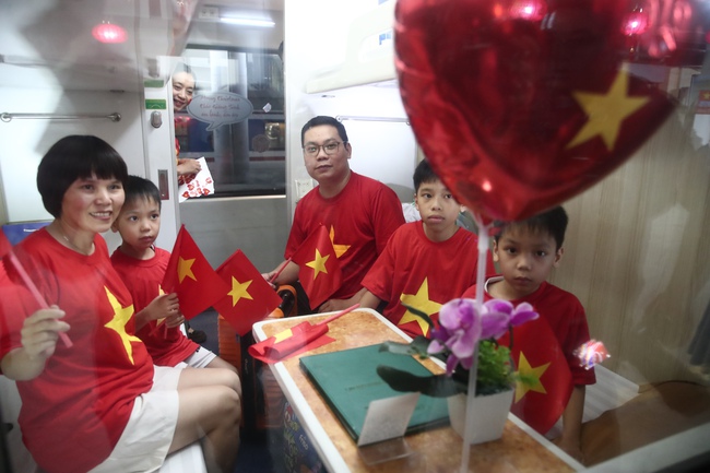 “Đoàn tàu Thống Nhất” xuất phát tại ga Hà Nội vào TP. Hồ Chí Minh mừng 50 năm đất nước thống nhất - Ảnh 11.