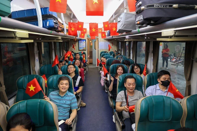 “Đoàn tàu Thống Nhất” xuất phát tại ga Hà Nội vào TP. Hồ Chí Minh mừng 50 năm đất nước thống nhất - Ảnh 8.