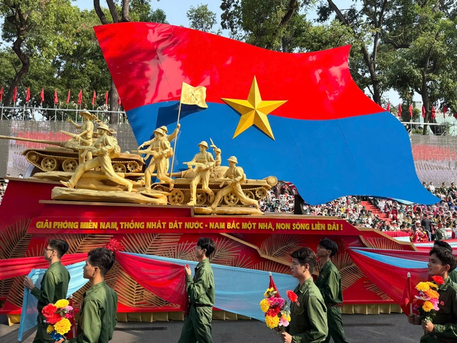 Những khoảnh khắc đẹp tại Lễ diễu binh, diễu hành 50 năm Giải phóng miền Nam, thống nhất đất nước - Ảnh 5.