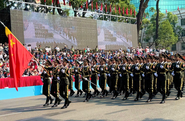 Những khoảnh khắc đẹp tại Lễ diễu binh, diễu hành 50 năm Giải phóng miền Nam, thống nhất đất nước - Ảnh 30.