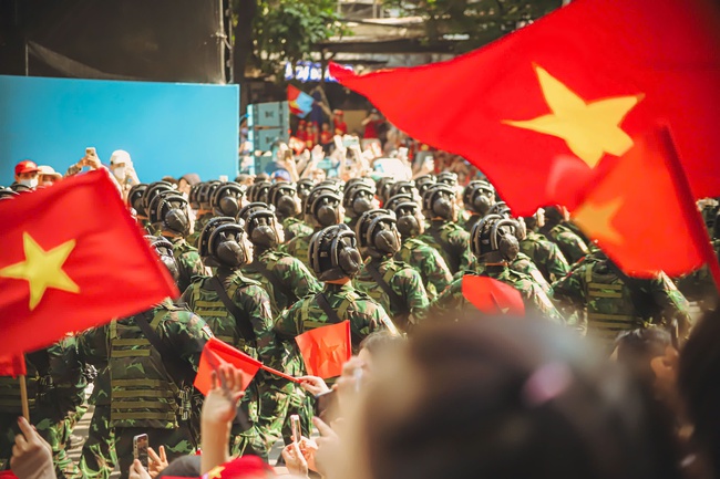 Những khoảnh khắc đẹp tại Lễ diễu binh, diễu hành 50 năm Giải phóng miền Nam, thống nhất đất nước - Ảnh 14.