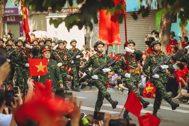 Những khoảnh khắc đẹp tại Lễ diễu binh, diễu hành 50 năm Giải phóng miền Nam, thống nhất đất nước - Ảnh 22.