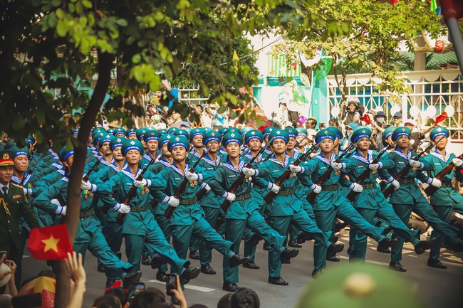 Những khoảnh khắc đẹp tại Lễ diễu binh, diễu hành 50 năm Giải phóng miền Nam, thống nhất đất nước - Ảnh 25.