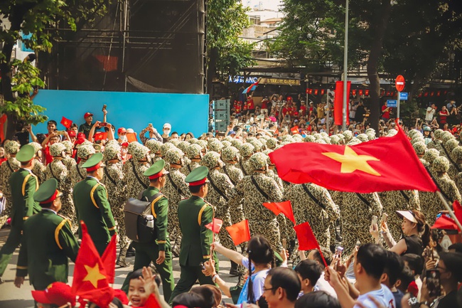 Những khoảnh khắc đẹp tại Lễ diễu binh, diễu hành 50 năm Giải phóng miền Nam, thống nhất đất nước - Ảnh 6.