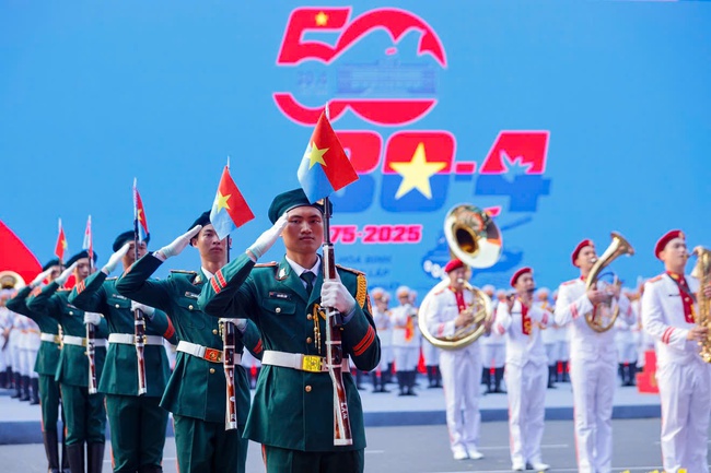 Những khoảnh khắc đẹp tại Lễ diễu binh, diễu hành 50 năm Giải phóng miền Nam, thống nhất đất nước - Ảnh 1.