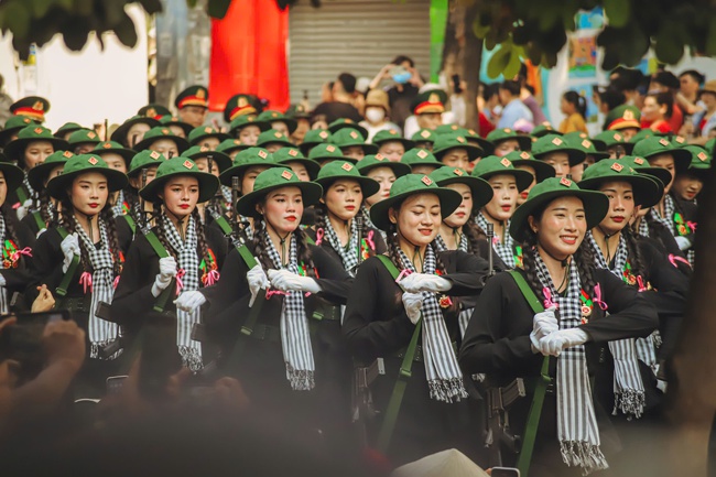 Những khoảnh khắc đẹp tại Lễ diễu binh, diễu hành 50 năm Giải phóng miền Nam, thống nhất đất nước - Ảnh 18.