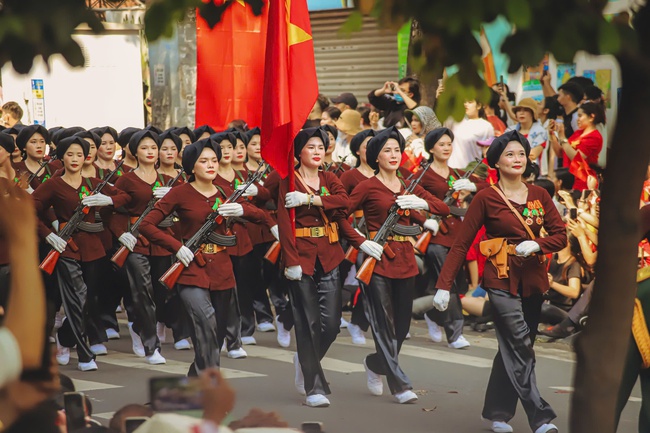 Những khoảnh khắc đẹp tại Lễ diễu binh, diễu hành 50 năm Giải phóng miền Nam, thống nhất đất nước - Ảnh 15.