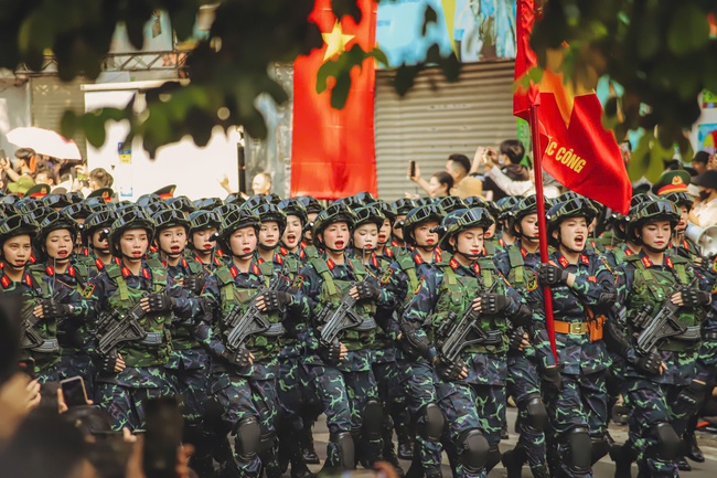 Những khoảnh khắc đẹp tại Lễ diễu binh, diễu hành 50 năm Giải phóng miền Nam, thống nhất đất nước - Ảnh 12.